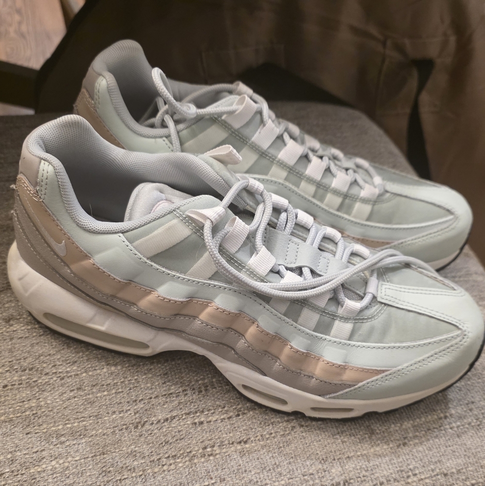 Nike Air Max 95 in Light Gray and Beige And Pink